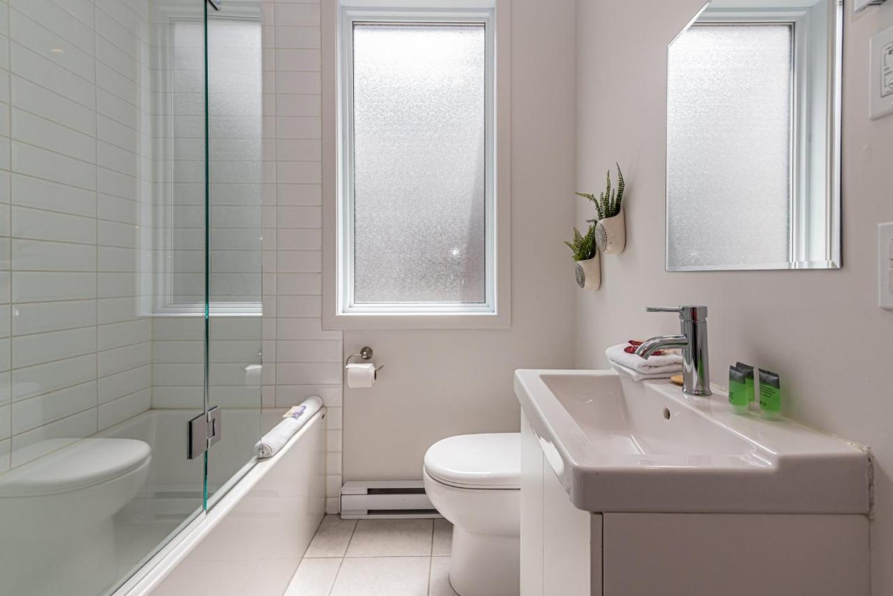 Cool And Clean Flat By Atwater Market By Den Stays มอนทรีอัล ภายนอก รูปภาพ